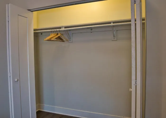 Apartment Luxury 3br Spacious Sleeps 8 Guests With Patio, Skyline View, Optional Parking And Gym Access Near Mccormick Place And Lakefront