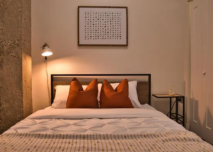 Luxury 3br Spacious Sleeps 8 Guests With Patio, Skyline View, Optional Parking And Gym Access Near Mccormick Place And Lakefront Apartment