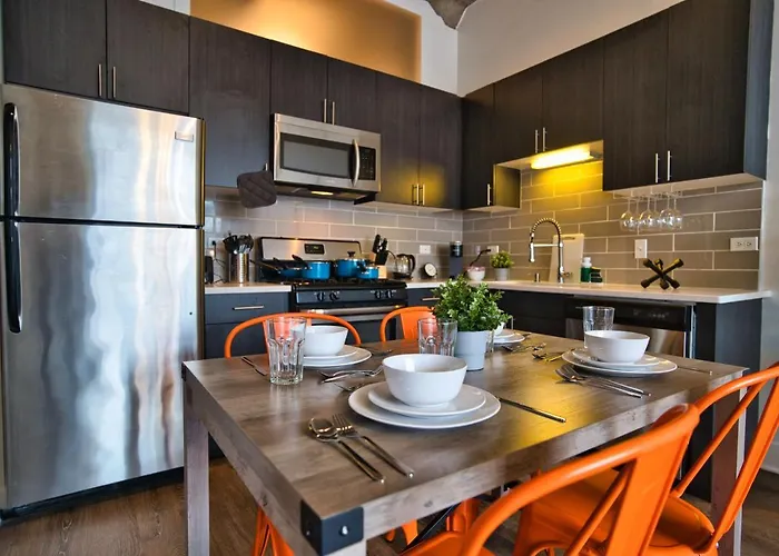 Luxury 3br Spacious Sleeps 8 Guests With Patio, Skyline View, Optional Parking And Gym Access Near Mccormick Place And Lakefront *