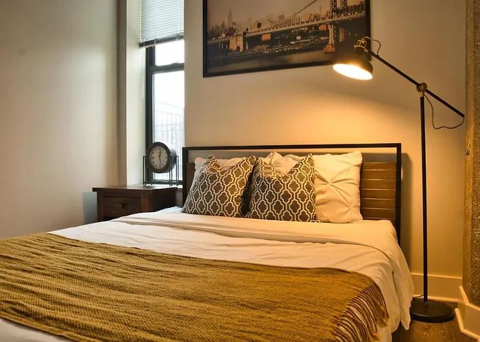 Luxury 3br Spacious Sleeps 8 Guests With Patio, Skyline View, Optional Parking And Gym Access Near Mccormick Place And Lakefront *