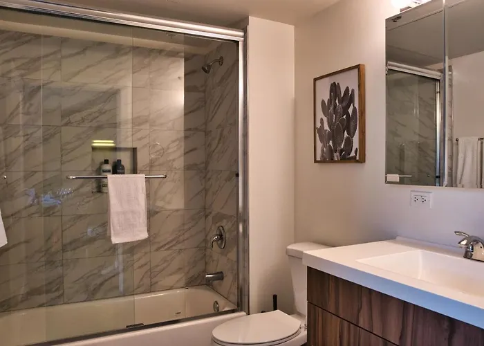 Luxury 3br Spacious Sleeps 8 Guests With Patio, Skyline View, Optional Parking And Gym Access Near Mccormick Place And Lakefront Chicago