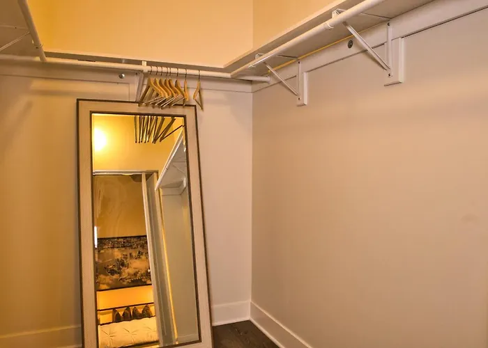 Apartment Luxury 3br Spacious Sleeps 8 Guests With Patio, Skyline View, Optional Parking And Gym Access Near Mccormick Place And Lakefront *