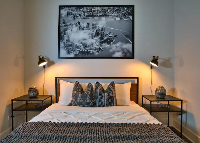 Apartment Luxury 3br Spacious Sleeps 8 Guests With Patio, Skyline View, Optional Parking And Gym Access Near Mccormick Place And Lakefront Chicago