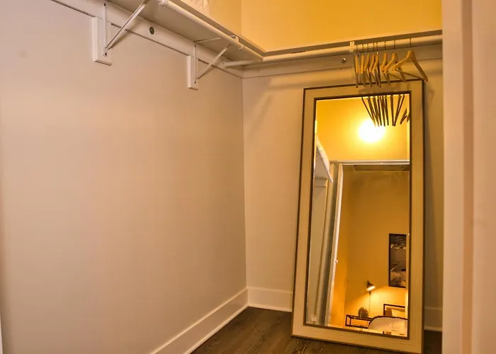 Apartment Luxury 3br Spacious Sleeps 8 Guests With Patio, Skyline View, Optional Parking And Gym Access Near Mccormick Place And Lakefront Chicago