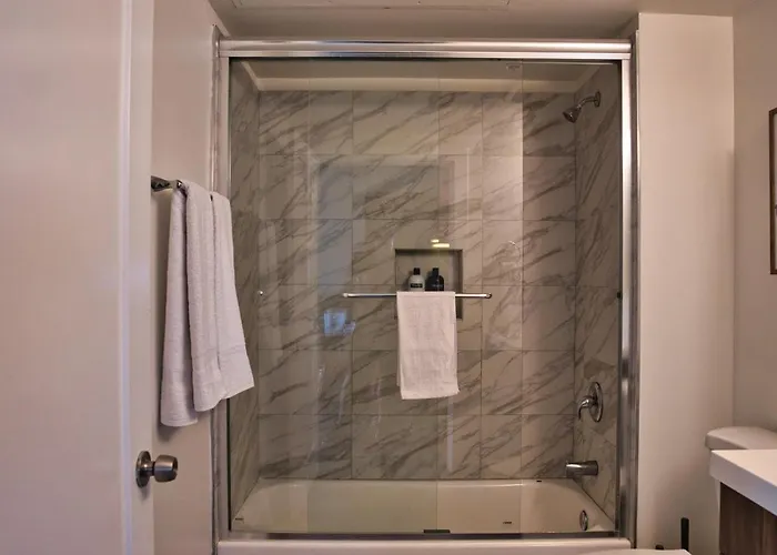Luxury 3br Spacious Sleeps 8 Guests With Patio, Skyline View, Optional Parking And Gym Access Near Mccormick Place And Lakefront Apartment