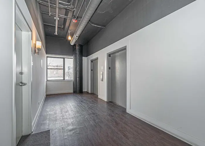 Apartment Luxury 3br Spacious Sleeps 8 Guests With Patio, Skyline View, Optional Parking And Gym Access Near Mccormick Place And Lakefront