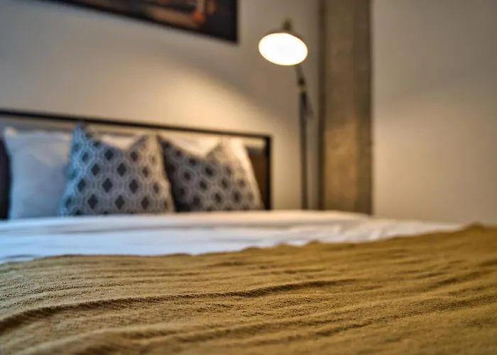 Luxury 3br Spacious Sleeps 8 Guests With Patio, Skyline View, Optional Parking And Gym Access Near Mccormick Place And Lakefront Apartment *