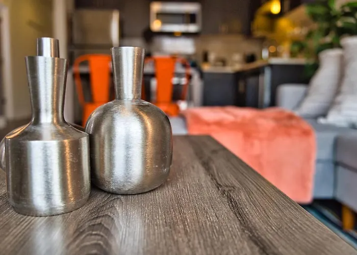Apartment Luxury 3br Spacious Sleeps 8 Guests With Patio, Skyline View, Optional Parking And Gym Access Near Mccormick Place And Lakefront *