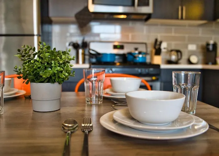 Apartment Luxury 3br Spacious Sleeps 8 Guests With Patio, Skyline View, Optional Parking And Gym Access Near Mccormick Place And Lakefront