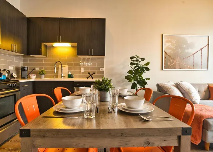 Luxury 3br Spacious Sleeps 8 Guests With Patio, Skyline View, Optional Parking And Gym Access Near Mccormick Place And Lakefront Apartment