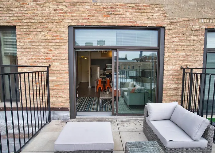 Apartment Luxury 3br Spacious Sleeps 8 Guests With Patio, Skyline View, Optional Parking And Gym Access Near Mccormick Place And Lakefront Chicago