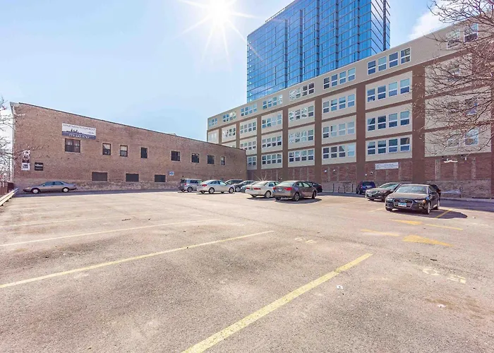 Luxury 3br Spacious Sleeps 8 Guests With Patio, Skyline View, Optional Parking And Gym Access Near Mccormick Place And Lakefront