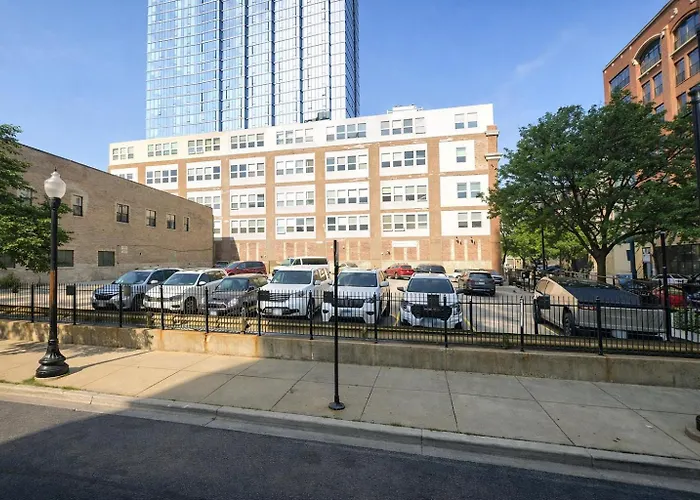 Apartment Luxury 3br Spacious Sleeps 8 Guests With Patio, Skyline View, Optional Parking And Gym Access Near Mccormick Place And Lakefront *