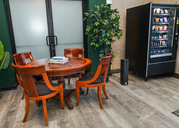 Luxury 3br Spacious Sleeps 8 Guests With Patio, Skyline View, Optional Parking And Gym Access Near Mccormick Place And Lakefront