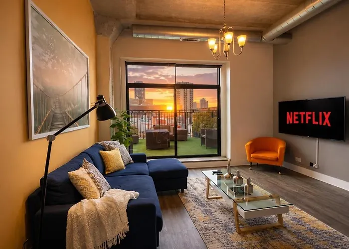 Luxury 3br Spacious Sleeps 8 Guests With Patio, Skyline View, Optional Parking And Gym Access Near Mccormick Place And Lakefront Apartment Chicago