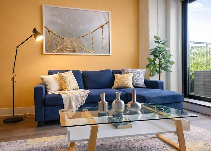 Luxury 3br Spacious Sleeps 8 Guests With Patio, Skyline View, Optional Parking And Gym Access Near Mccormick Place And Lakefront Chicago