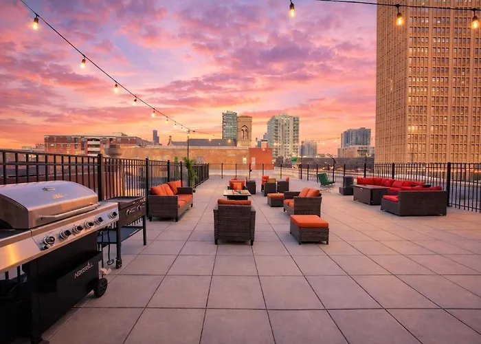 Luxury 3br Spacious Sleeps 8 Guests With Patio, Skyline View, Optional Parking And Gym Access Near Mccormick Place And Lakefront Apartment