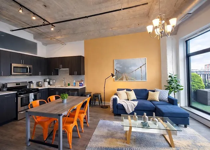 Apartment Luxury 3br Spacious Sleeps 8 Guests With Patio, Skyline View, Optional Parking And Gym Access Near Mccormick Place And Lakefront Chicago