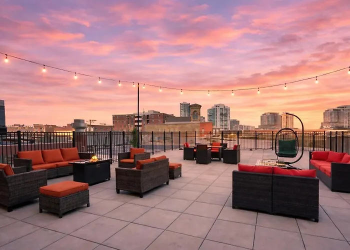 Luxury 3br Spacious Sleeps 8 Guests With Patio, Skyline View, Optional Parking And Gym Access Near Mccormick Place And Lakefront *