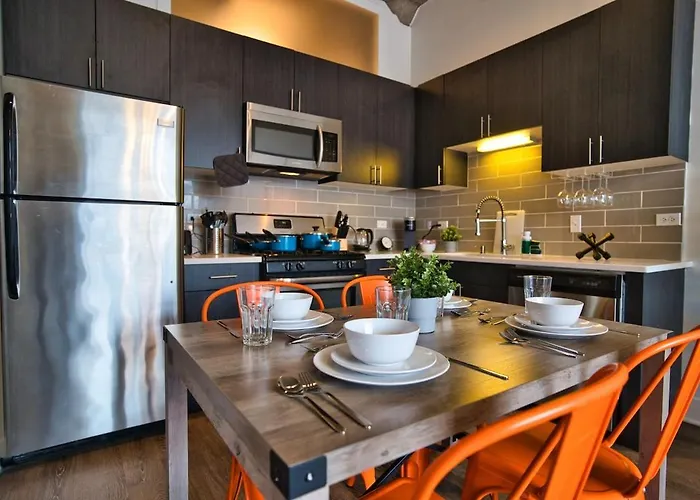 Luxury 3br Spacious Sleeps 8 Guests With Patio, Skyline View, Optional Parking And Gym Access Near Mccormick Place And Lakefront