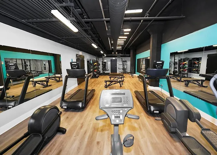 Luxury 3br Spacious Sleeps 8 Guests With Patio, Skyline View, Optional Parking And Gym Access Near Mccormick Place And Lakefront Apartamento