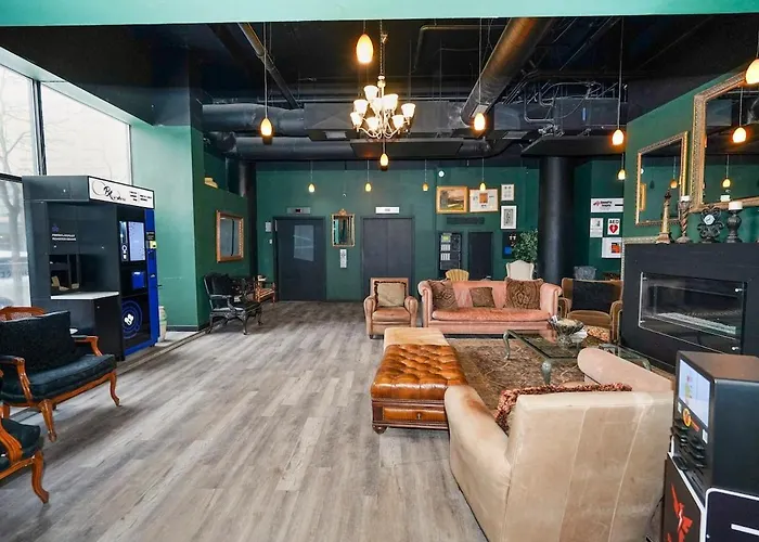 Luxury 3br Spacious Sleeps 8 Guests With Patio, Skyline View, Optional Parking And Gym Access Near Mccormick Place And Lakefront Chicago