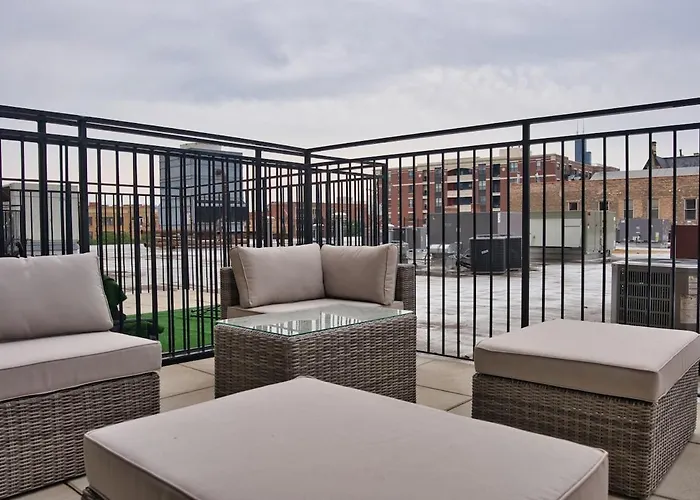 Luxury 3br Spacious Sleeps 8 Guests With Patio, Skyline View, Optional Parking And Gym Access Near Mccormick Place And Lakefront *